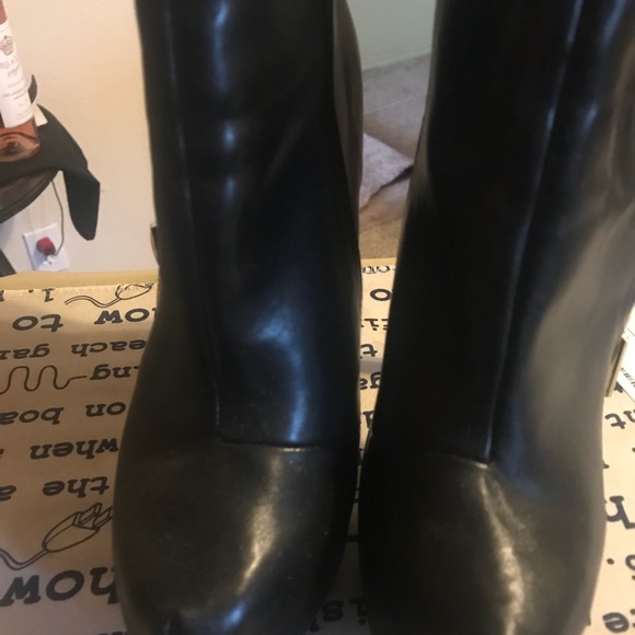 Sexy ankle boots. - Picture 2 of 5